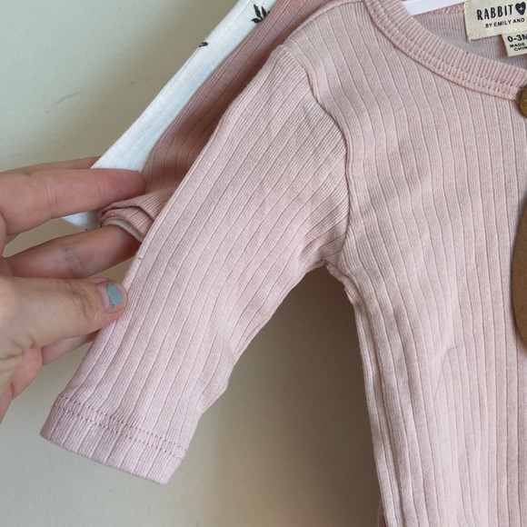 Rabbit Bear organic Cotton By Emily & Oliver Onesies SZ 0-3 MONTHS - Picture 3 of 9